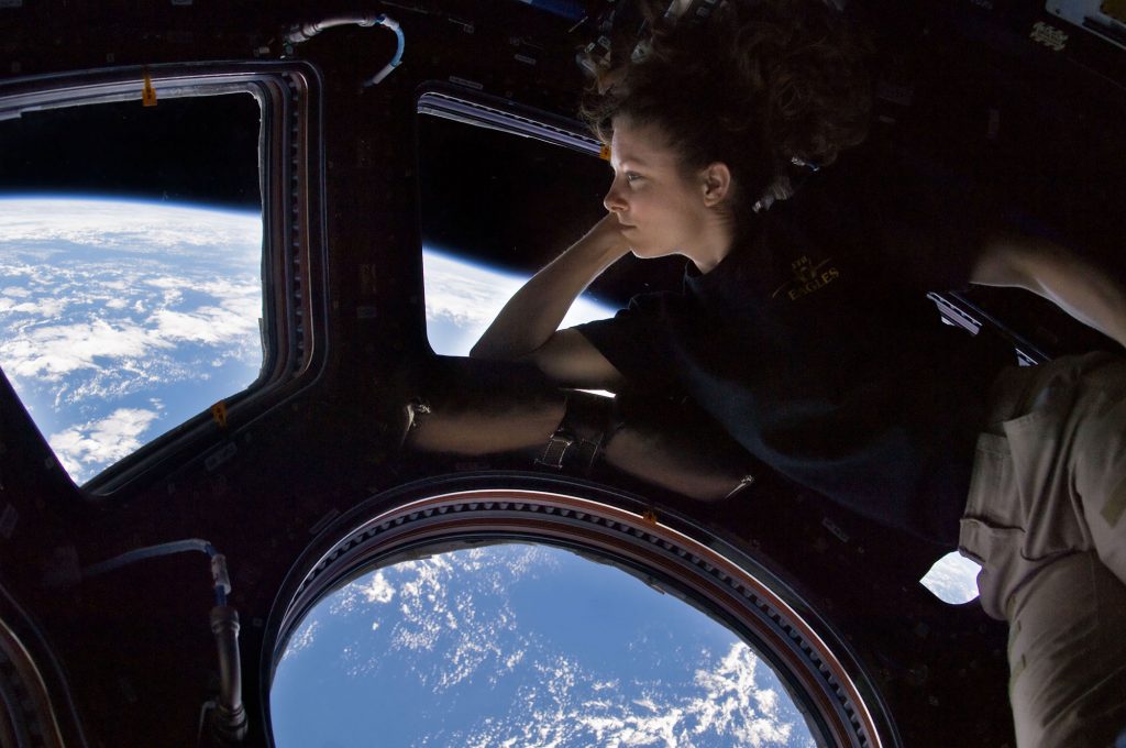 האסטרונאוטית טרייסי קולדוול דייסון מסתכלת על כדור הארץ מחלון תחנת החלל הבינלאומית